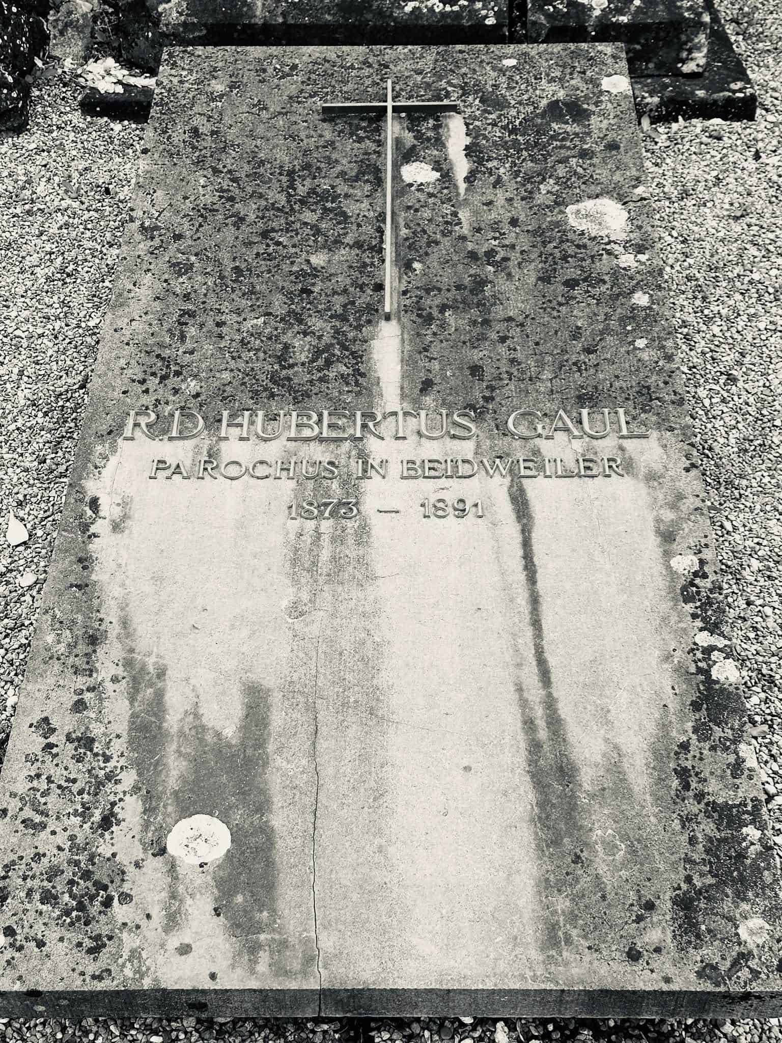 Grabmal und Detail – Beidweiler (020) – Friedhof Beidweiler.