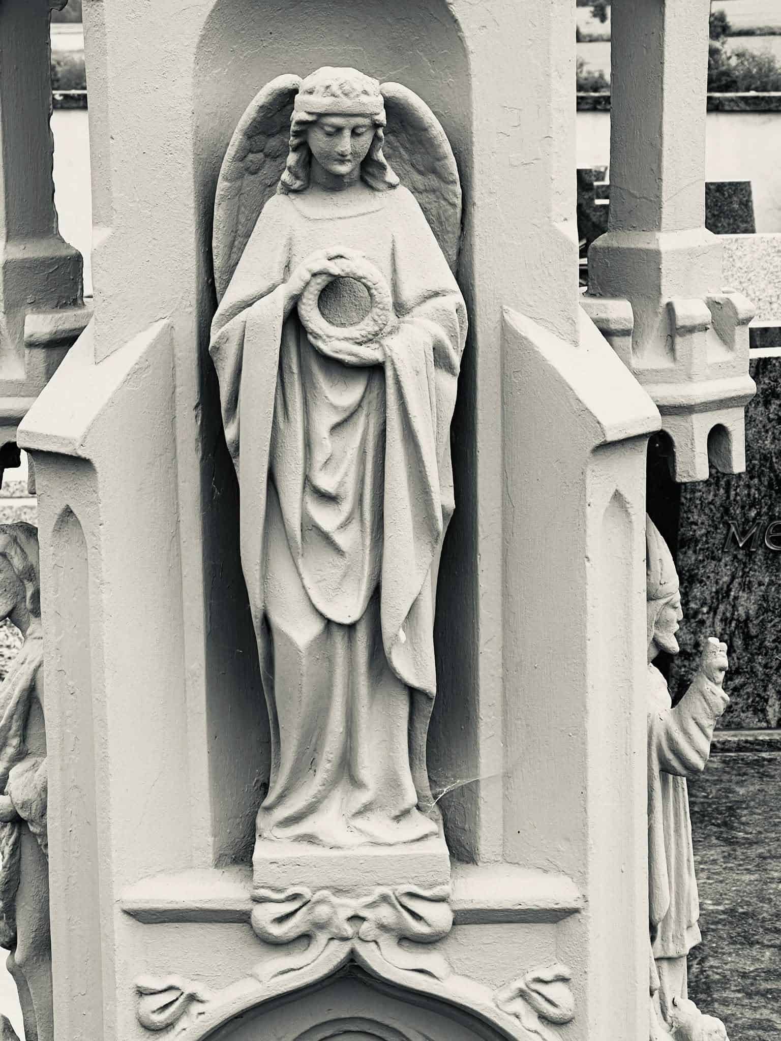 Frauenfigur – Beidweiler (021) – Friedhof Beidweiler. Darstellung: Frau.
