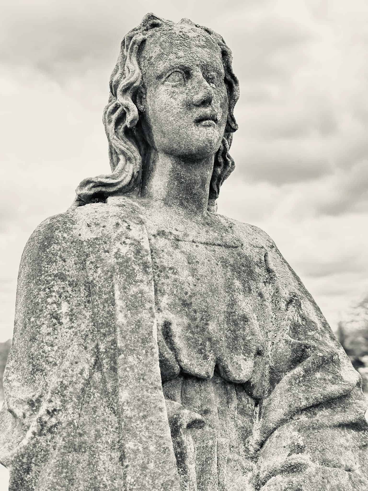 Frauenfigur – Beidweiler (022) – Friedhof Beidweiler. Darstellung: Frau.