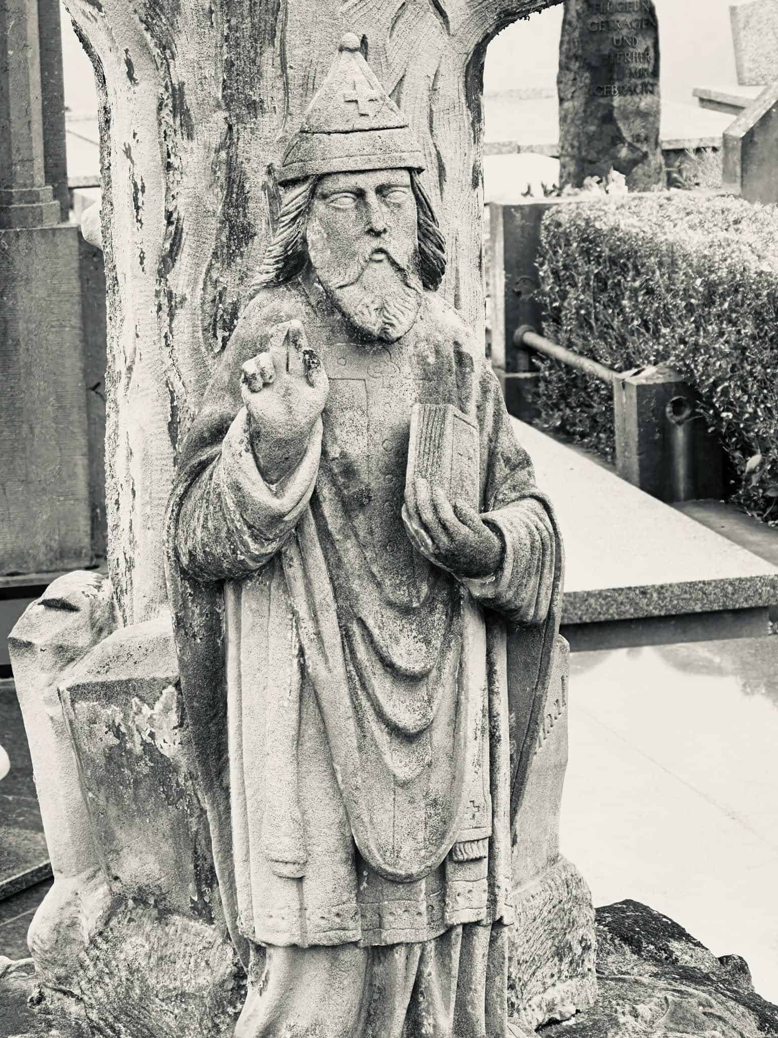 Heiligenfigur – Beidweiler (023) – Friedhof Beidweiler. Darstellung: Heiligenfigur.