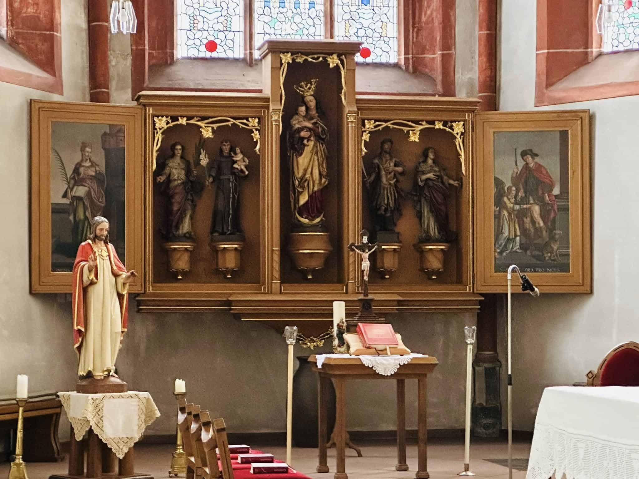 Flügelretabel mit Heiligenfiguren in St. Nikolaus (Neuerburg) – Fotoansicht 1.