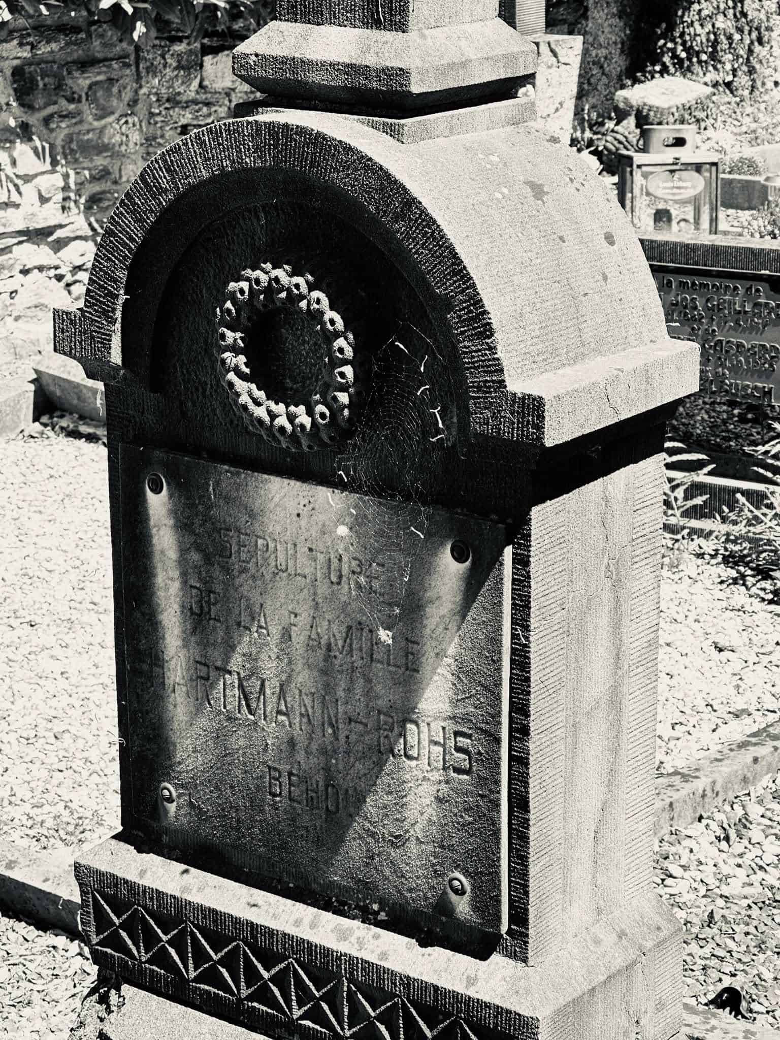 Grabmal und Detail – Beho (016) – Friedhof Beho.