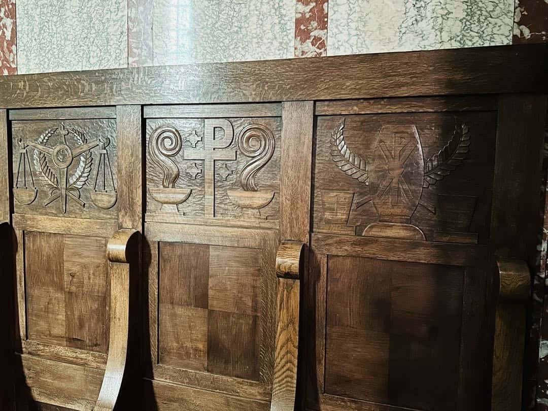 Geschnitztes Kirchengestühl – Mersch