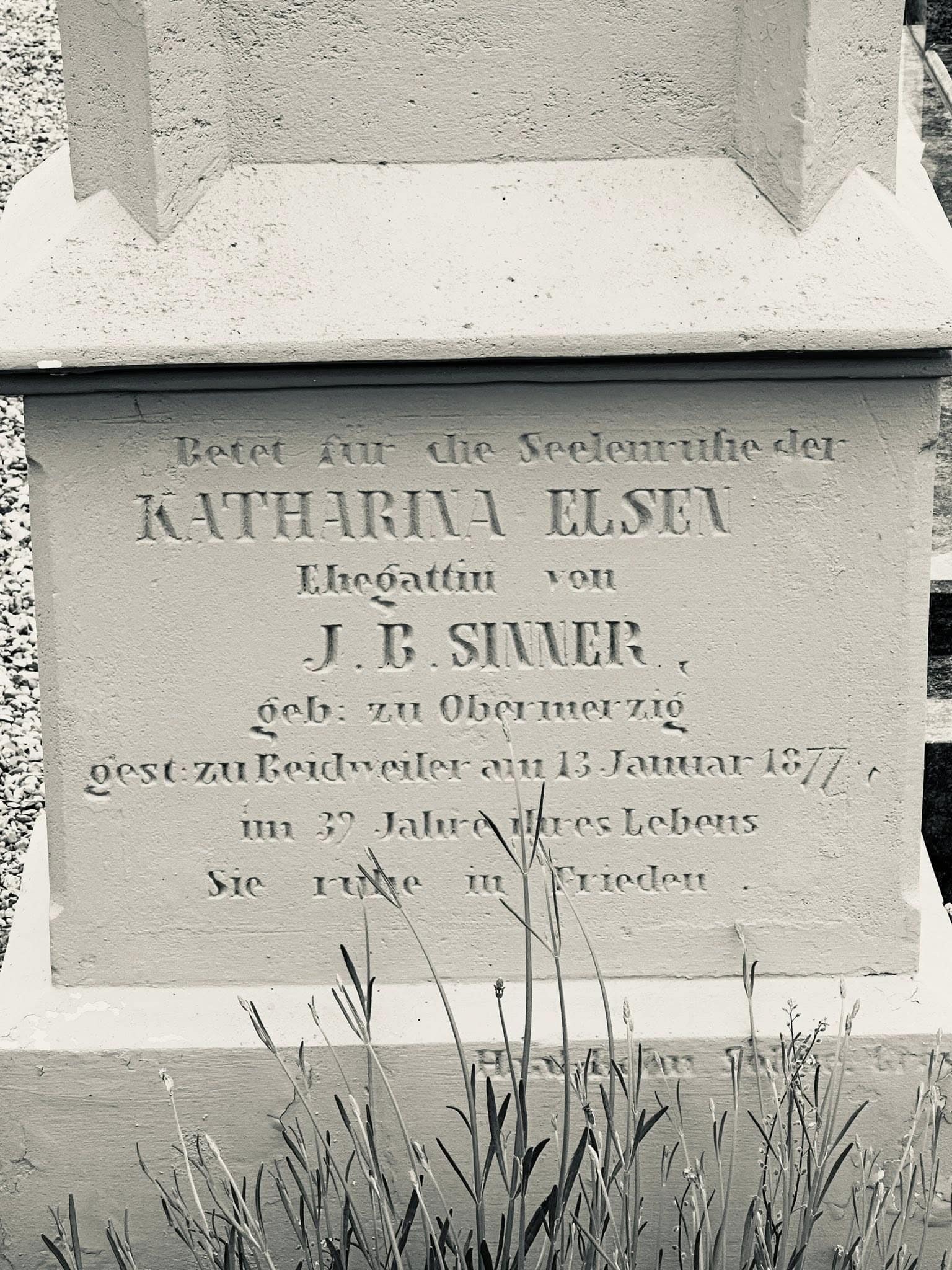 Grabmal und Detail – Beidweiler (030) – Friedhof Beidweiler.