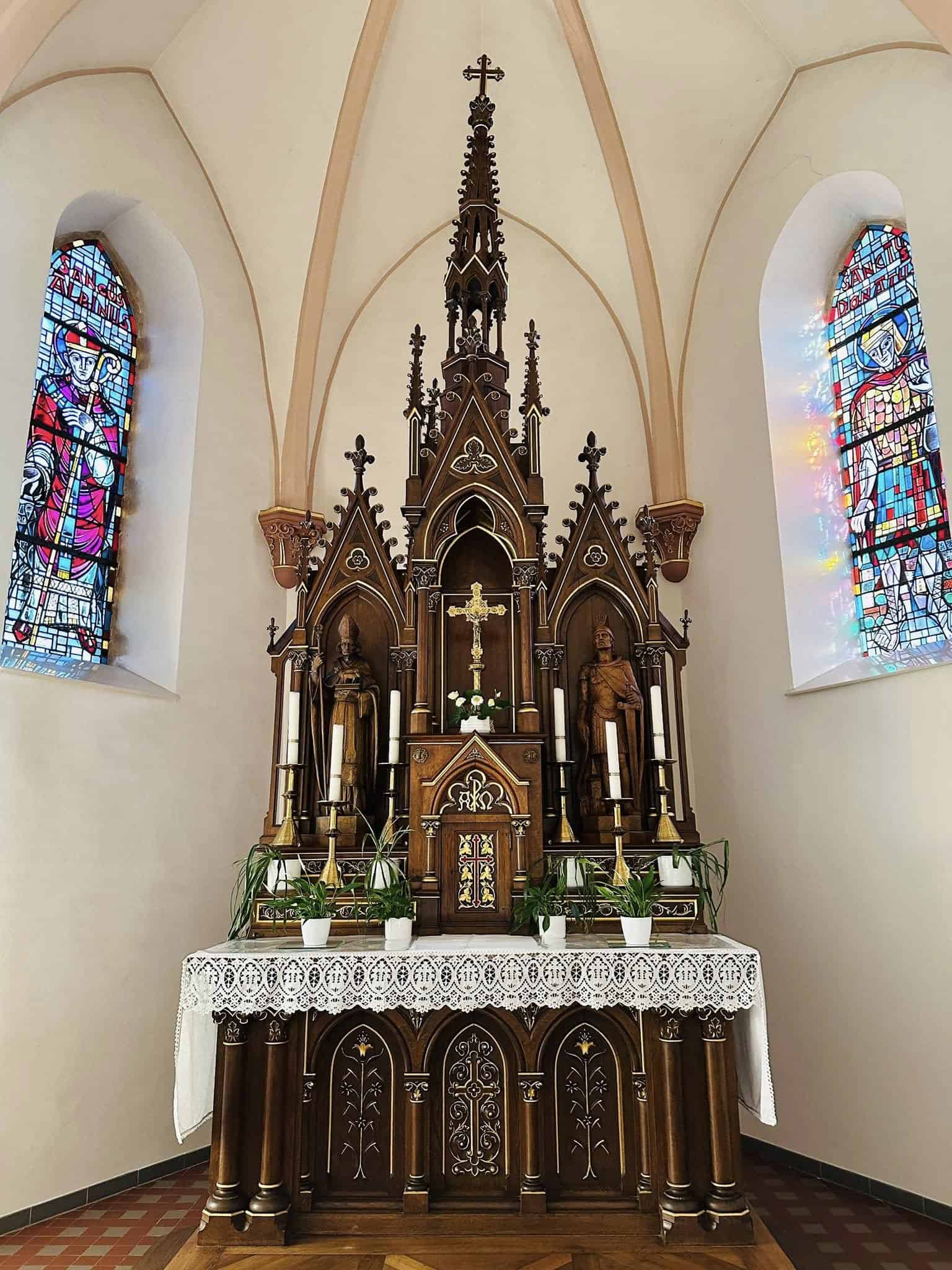 Neugotischer Hochaltar mit Heiligenfiguren in St. Albinus (Kehmen) – Fotoansicht 1.