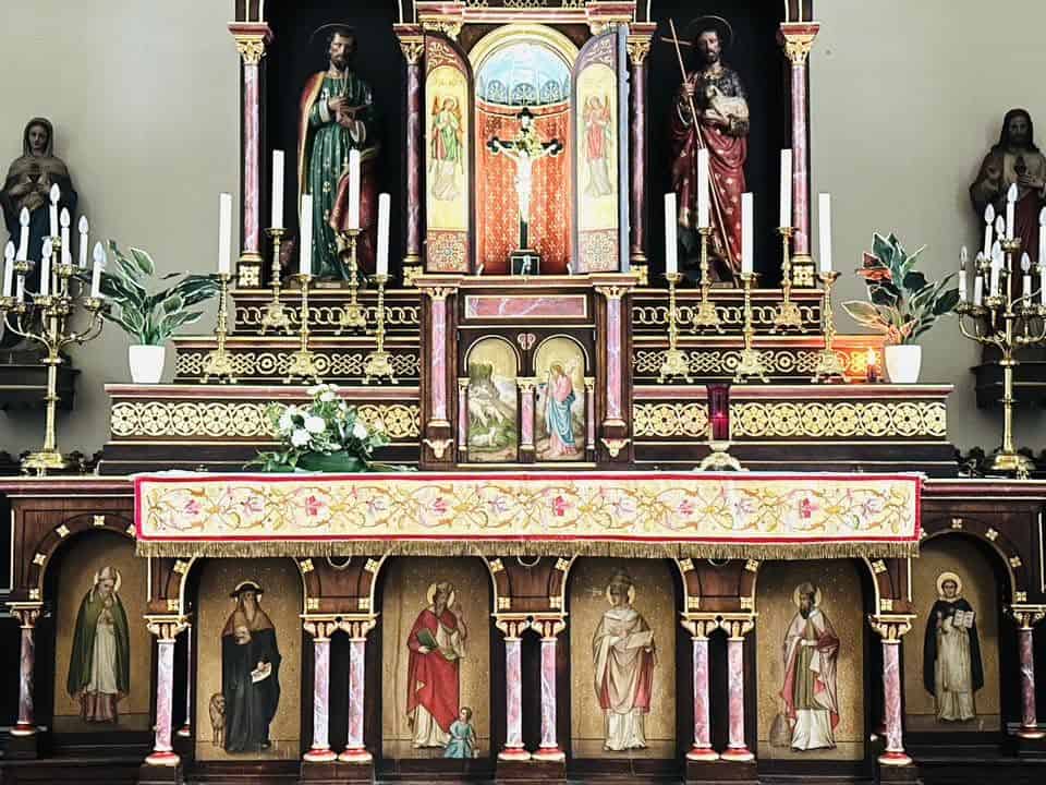 Hochaltar mit Kreuzigungsdarstellung in St. Johannes der Täufer (Moesdorf) – Fotoansicht 1.