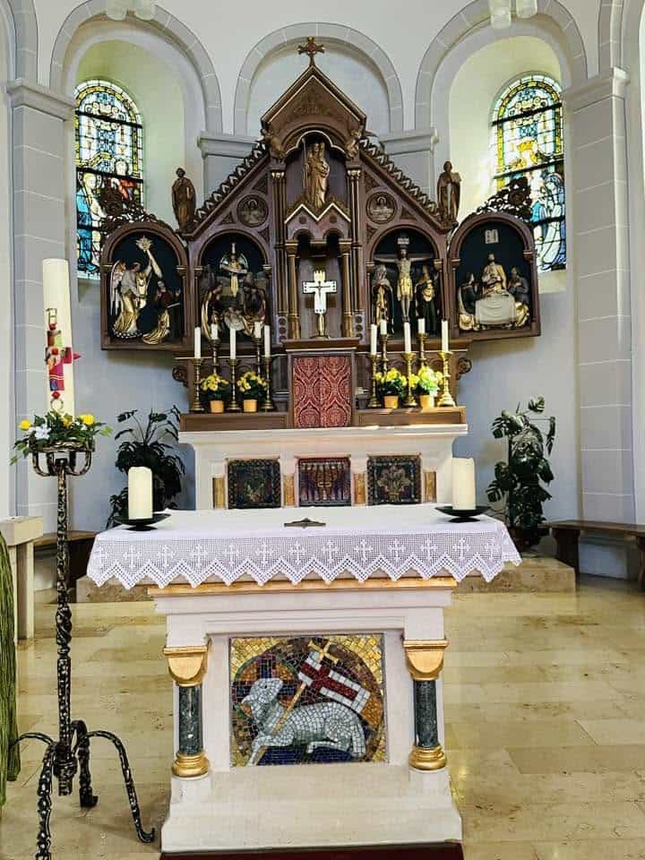Neugotischer Hochaltar mit Figurenretabel in St. Josef (Olmscheid) – Fotoansicht 1.