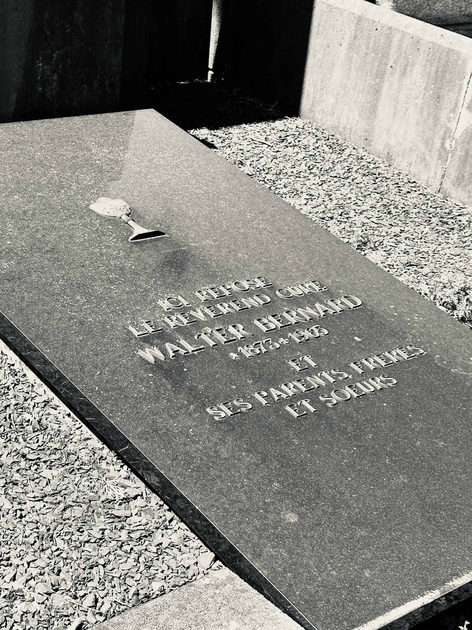 Grabmal und Detail – Beho (031) – Friedhof Beho.