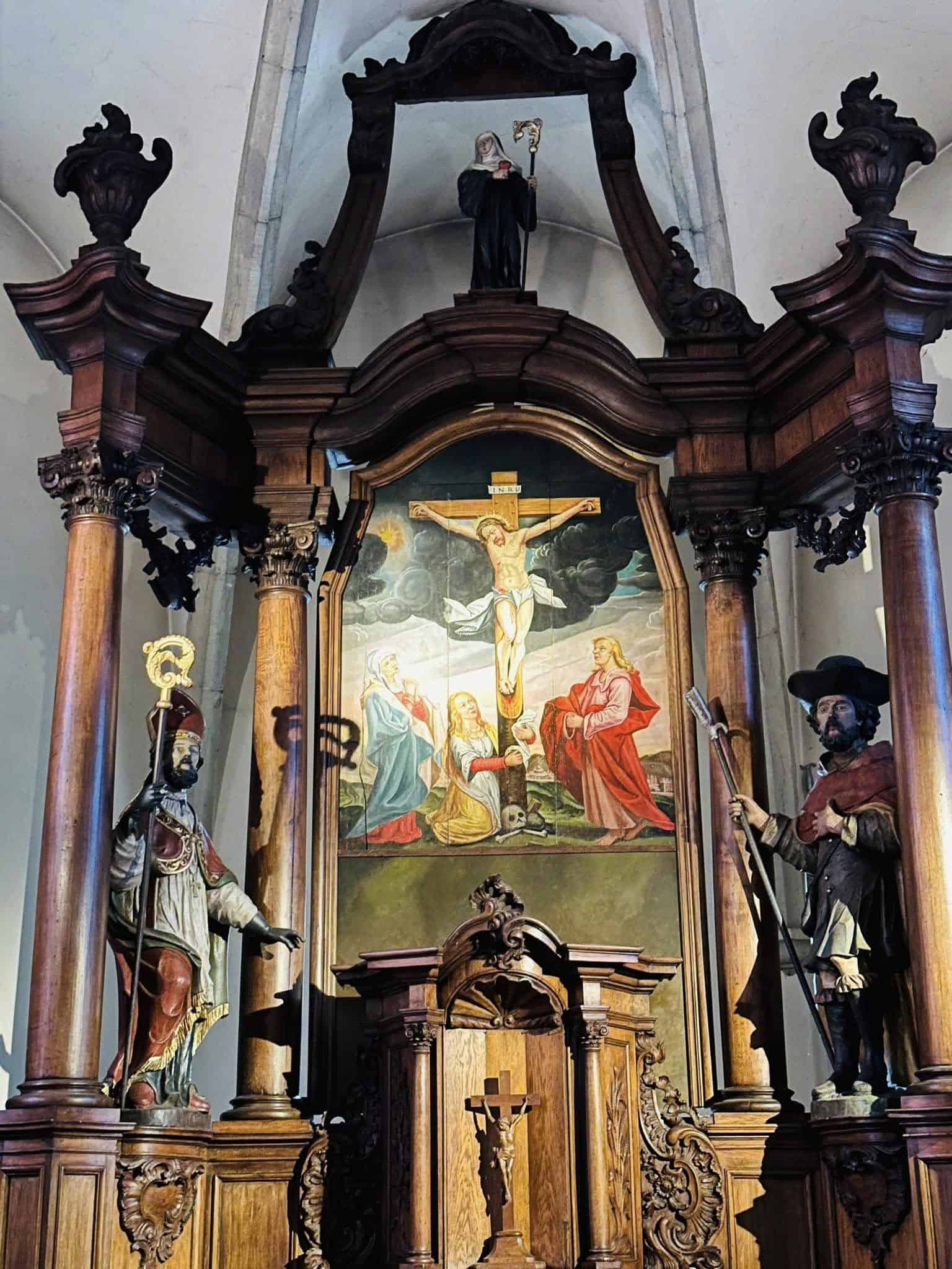 Hochaltar mit Kreuzigungsgemälde in St. Hubertus (Reckingen) – Fotoansicht 1.