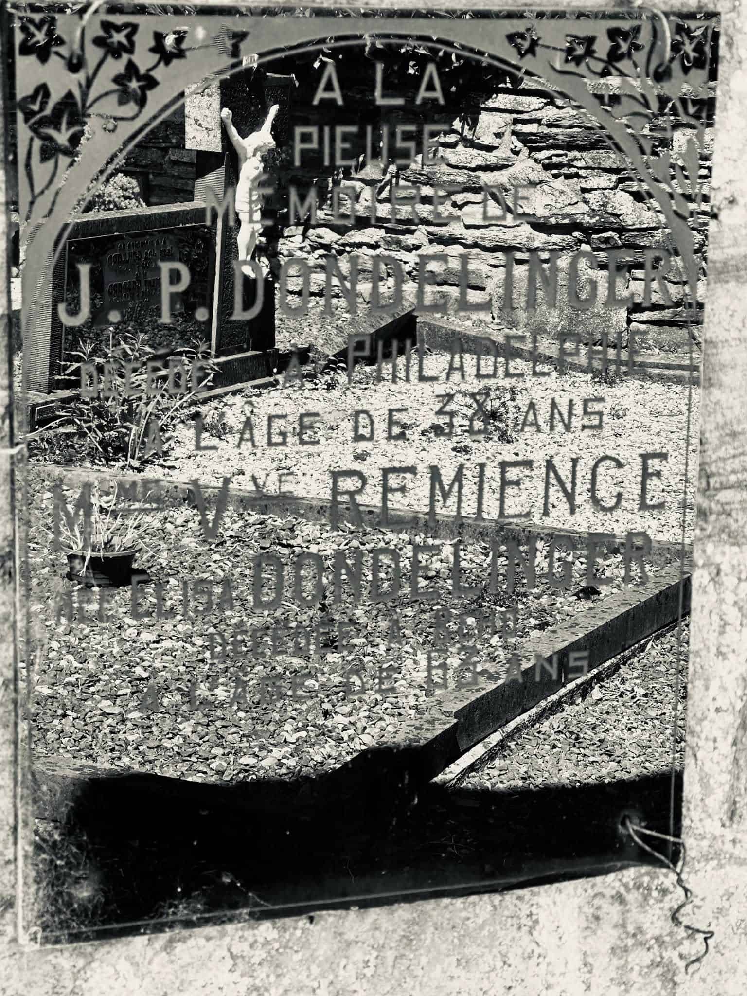 Grabmal und Detail – Beho (033) – Friedhof Beho.