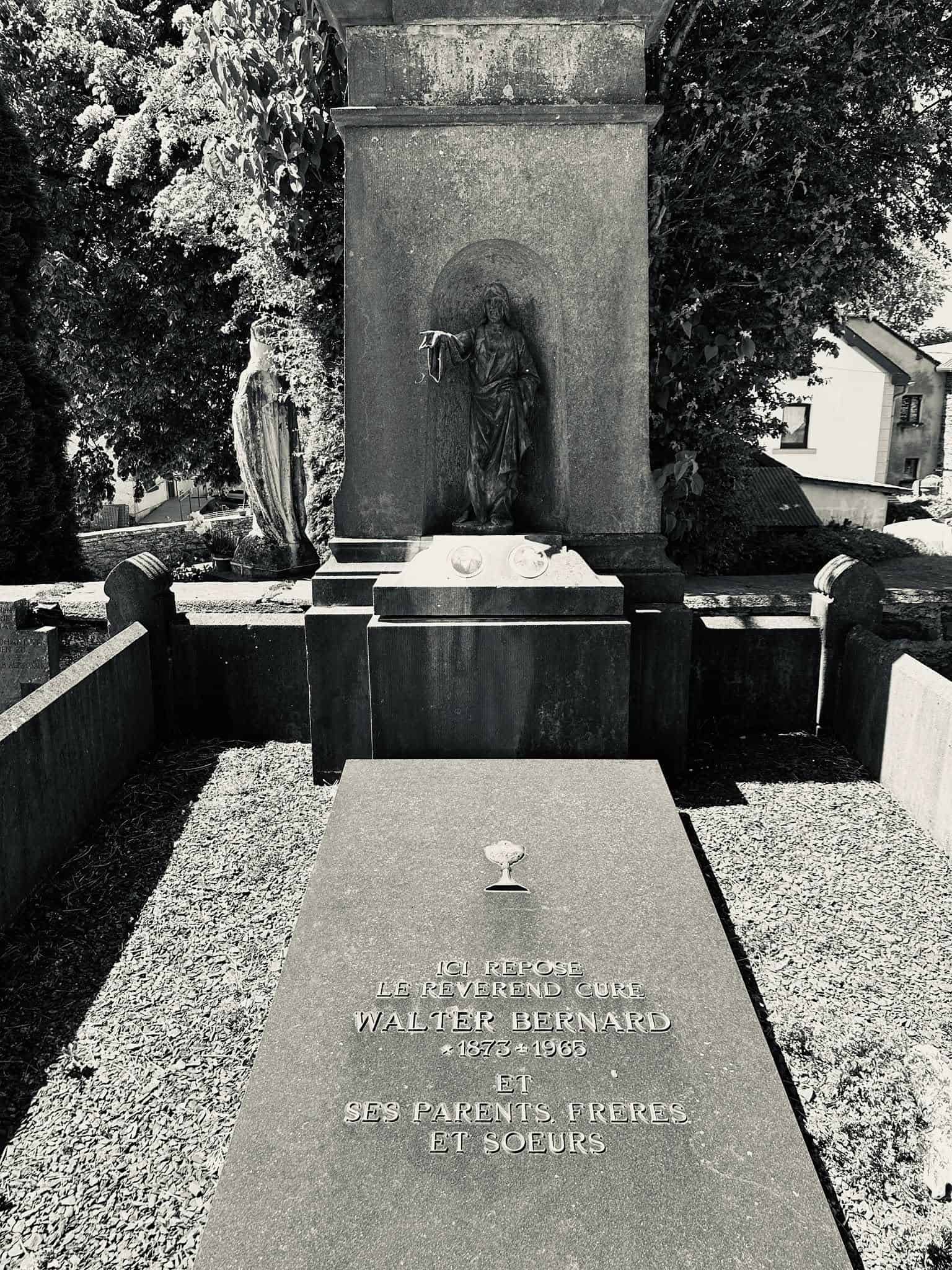 Grabmal und Detail – Beho (038) – Friedhof Beho.