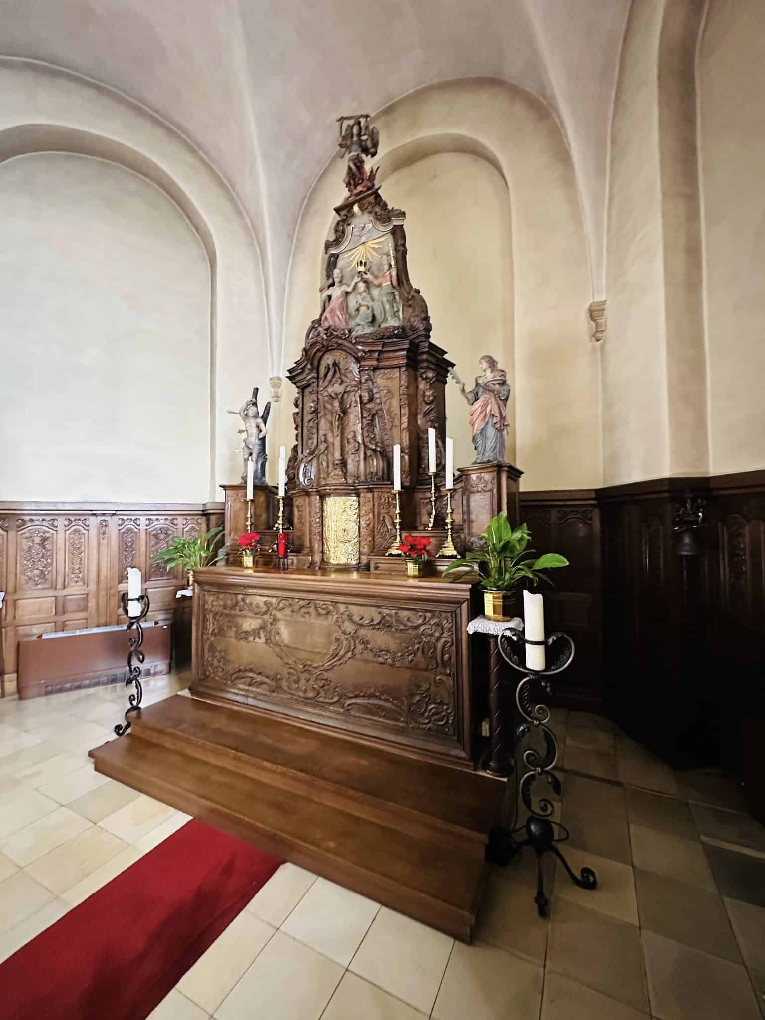 Hochaltar mit geschnitztem Kreuzigungsrelief in Kirche von Bourscheid (Bourscheid) – Fotoansicht 1.