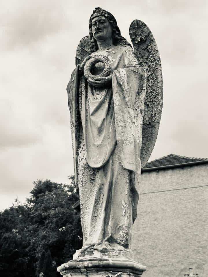 Engelsfigur – Grevenmacher (001) – Friedhof Grevenmacher. Darstellung: Engel, Frau.