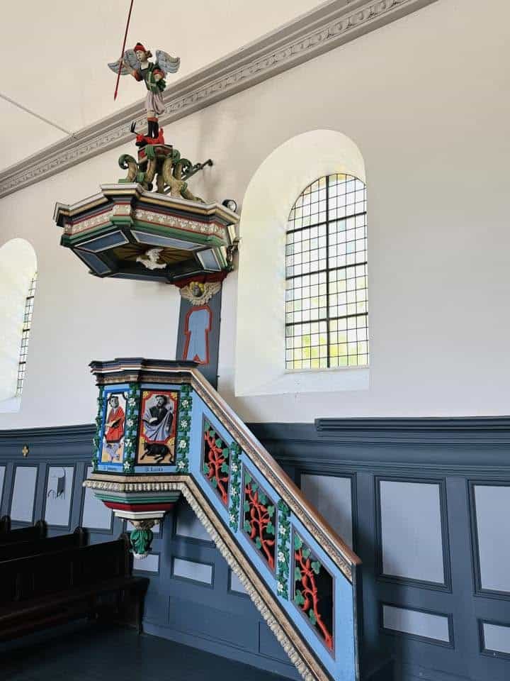 Farbige Kanzel mit Schalldeckel – Saint-Pierre, Beho