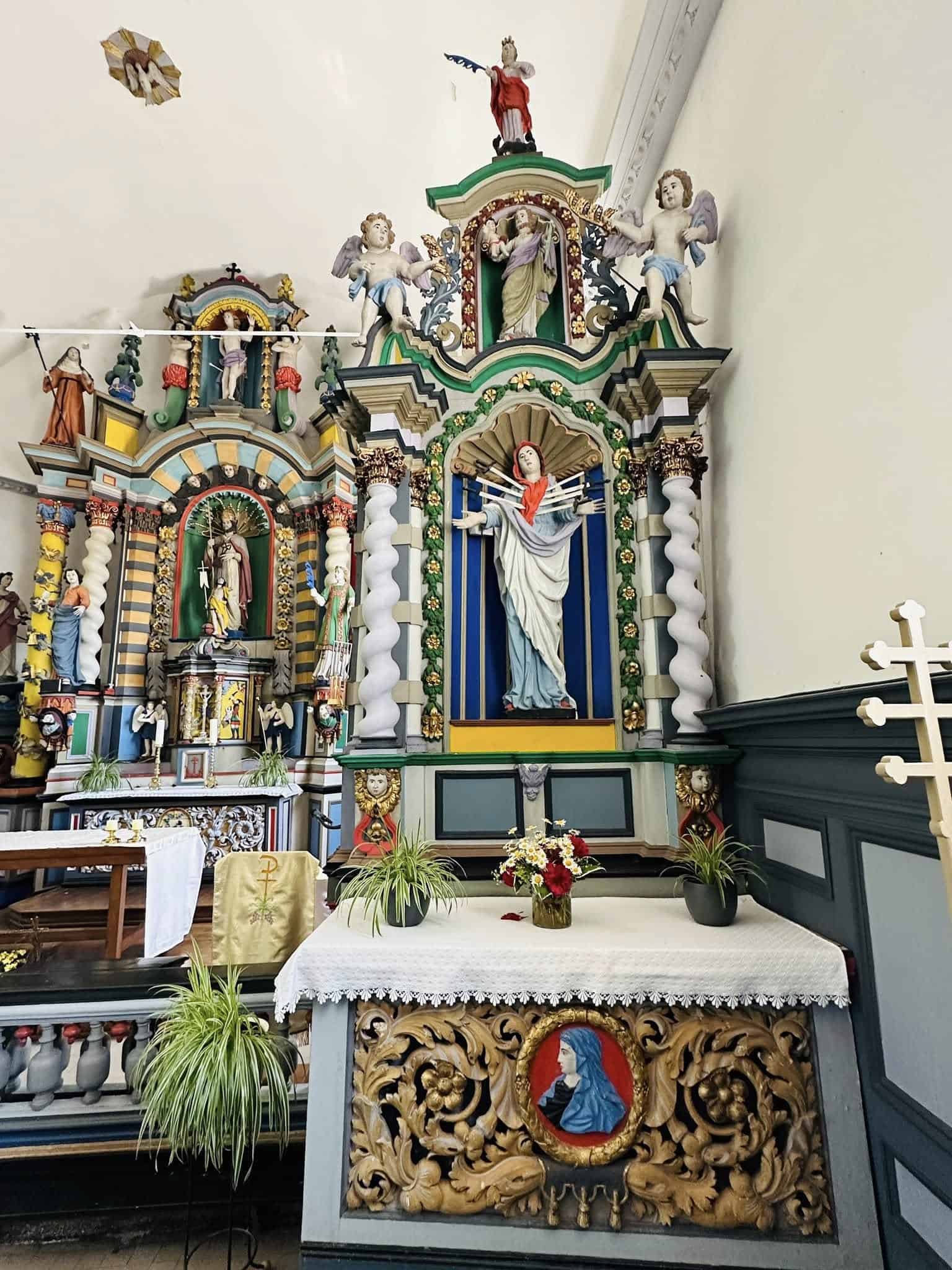 Rechter Seitenaltar mit Auferstehungsdarstellung in Kirche Saint-Pierre (Beho) – Fotoansicht 1.