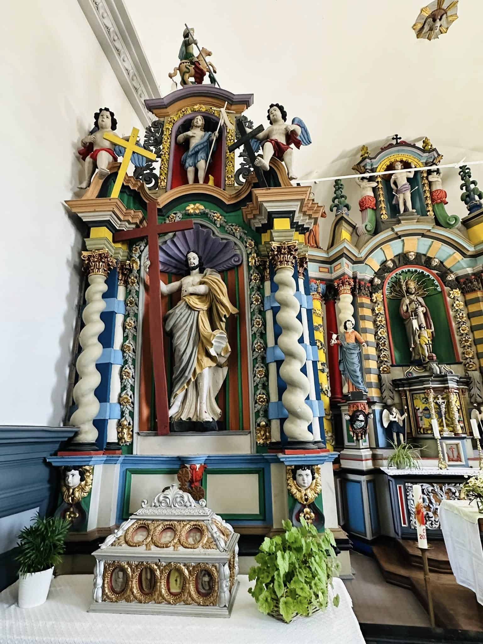 Linker Seitenaltar mit Heiligenfigur in Kirche Saint-Pierre (Beho) – Fotoansicht 1.
