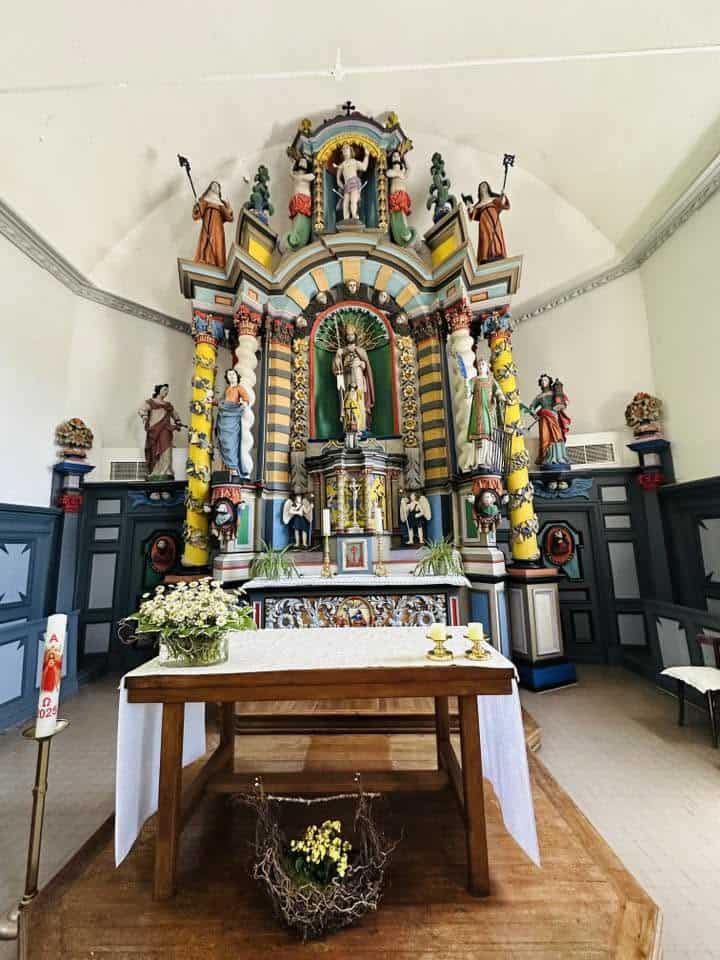Hochaltar mit farbigem Figurenretabel in Kirche Saint-Pierre (Beho) – Fotoansicht 1.