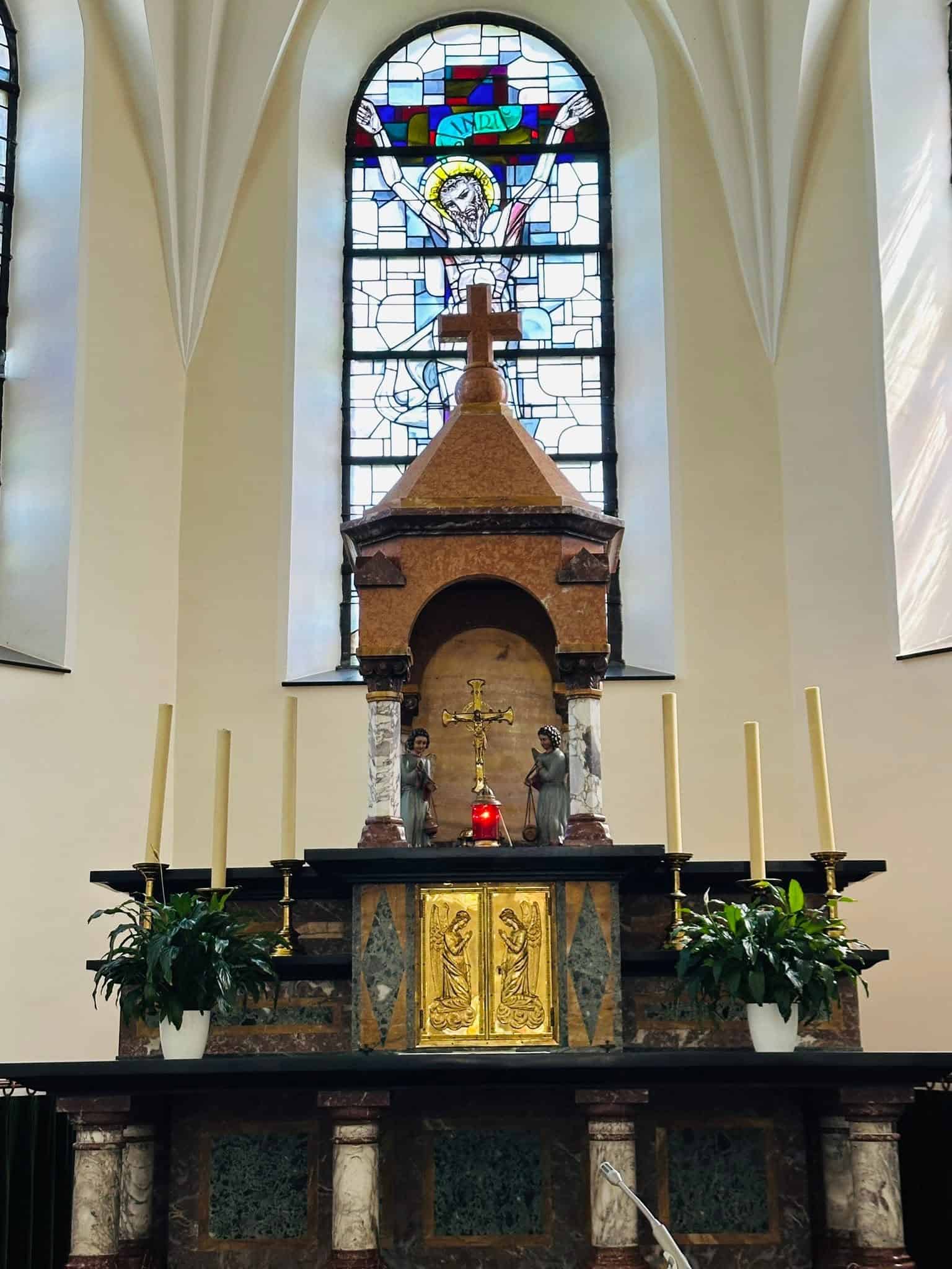 Altar mit vergoldeten Tabernakeltüren in St. Johannes der Täufer (Maldingen) – Fotoansicht 1.