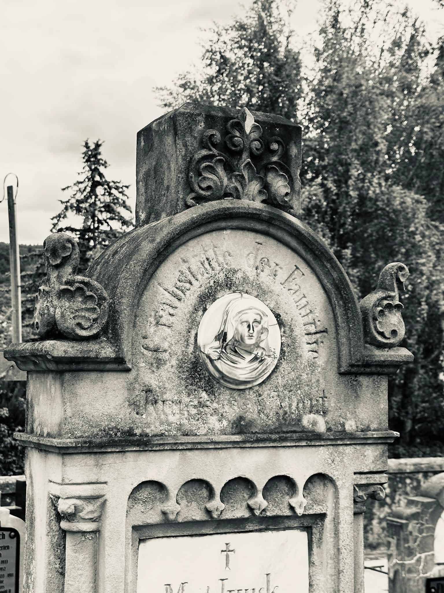Grabmal und Detail – Grevenmacher (003) – Friedhof Grevenmacher.