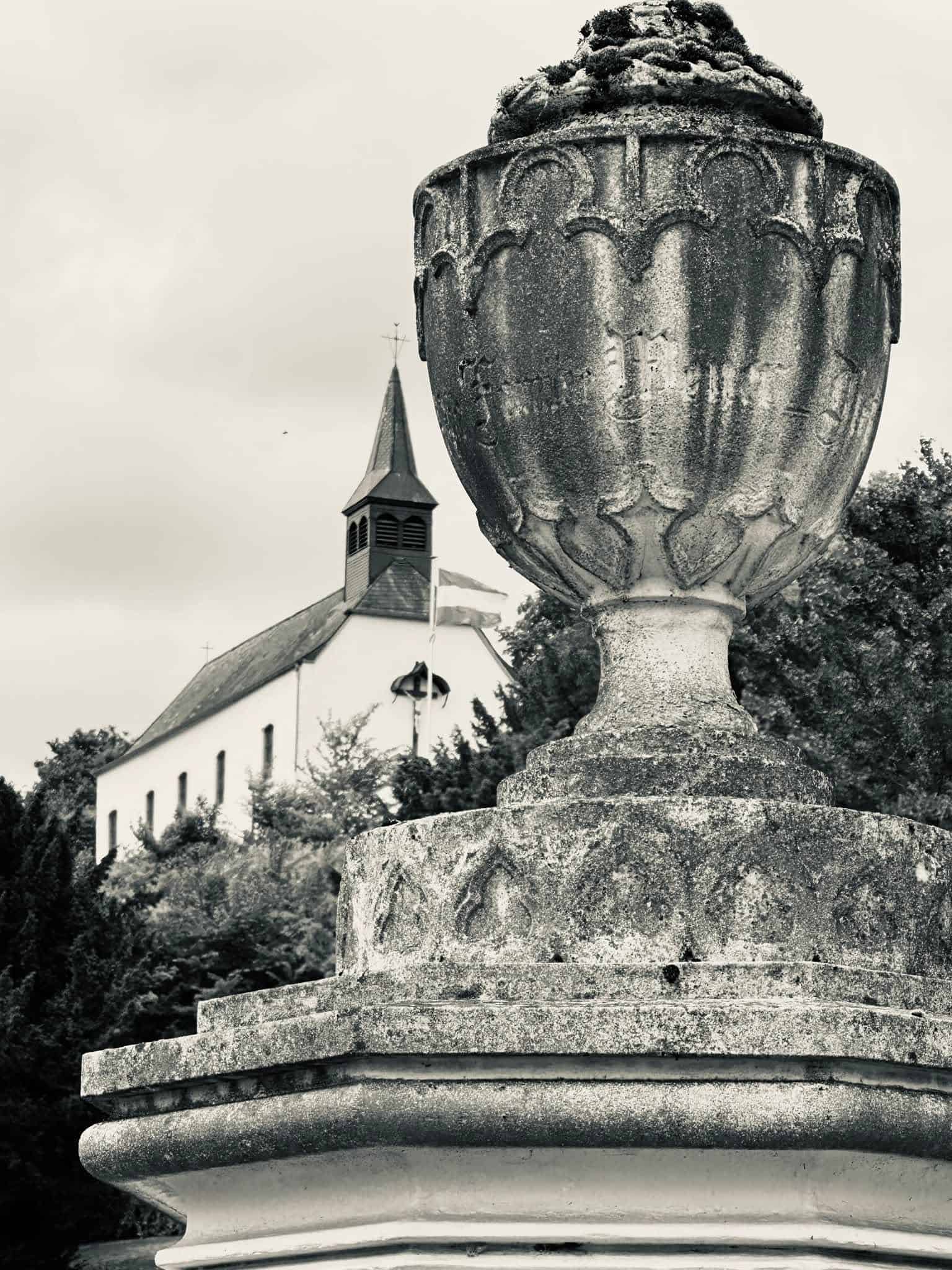 Grabmal und Detail – Grevenmacher (009) – Friedhof Grevenmacher.
