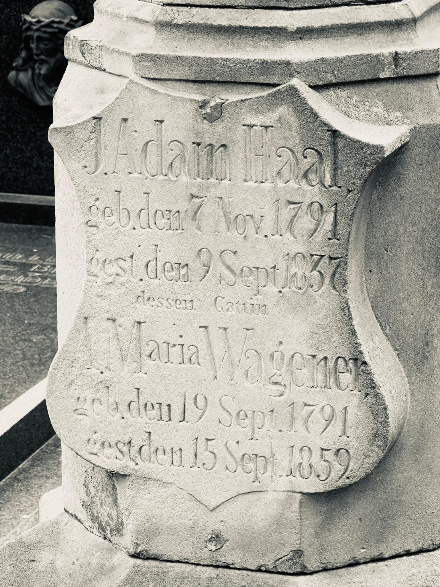 Grabmal und Detail – Grevenmacher (014) – Friedhof Grevenmacher.