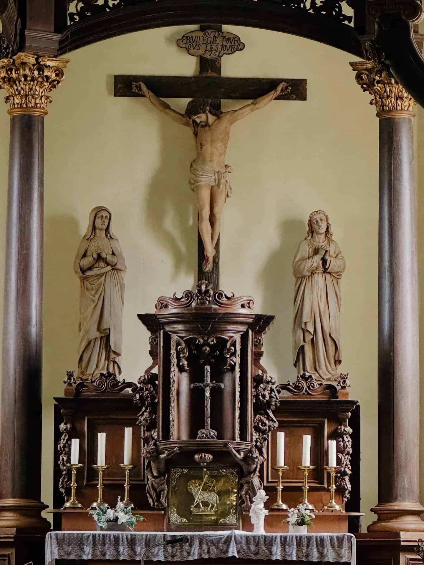 Kreuzaltar mit hölzernem Retabel in St.-Vincentius-Kirche (Cherain) – Fotoansicht 1.