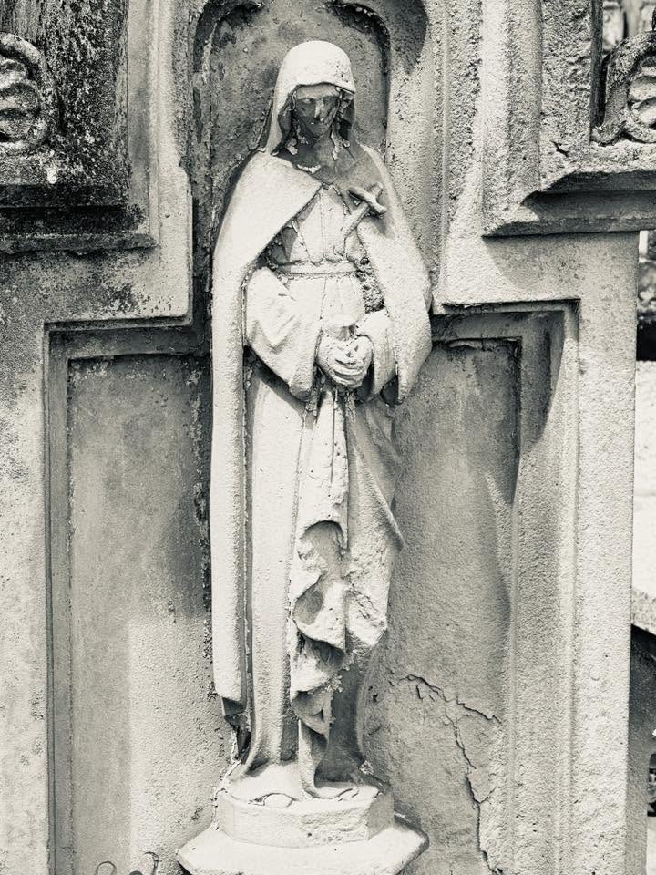 Frauenfigur – Grevenmacher (017) – Friedhof Grevenmacher. Darstellung: Frau, Heiligenfigur.