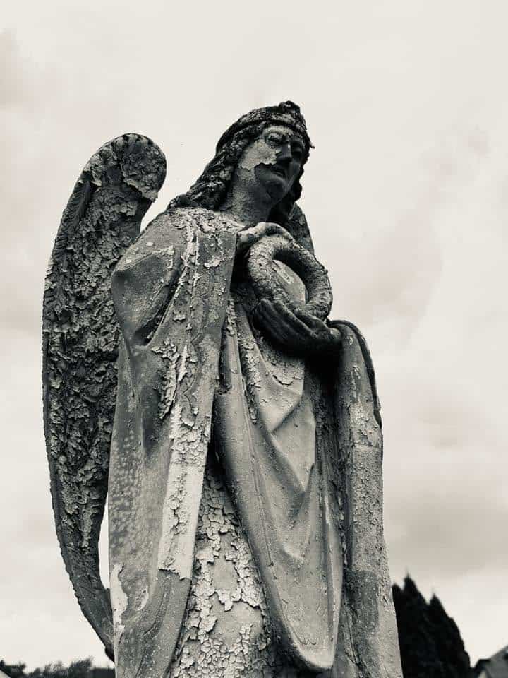 Engelsfigur – Grevenmacher (019) – Friedhof Grevenmacher. Darstellung: Engel, Frau.