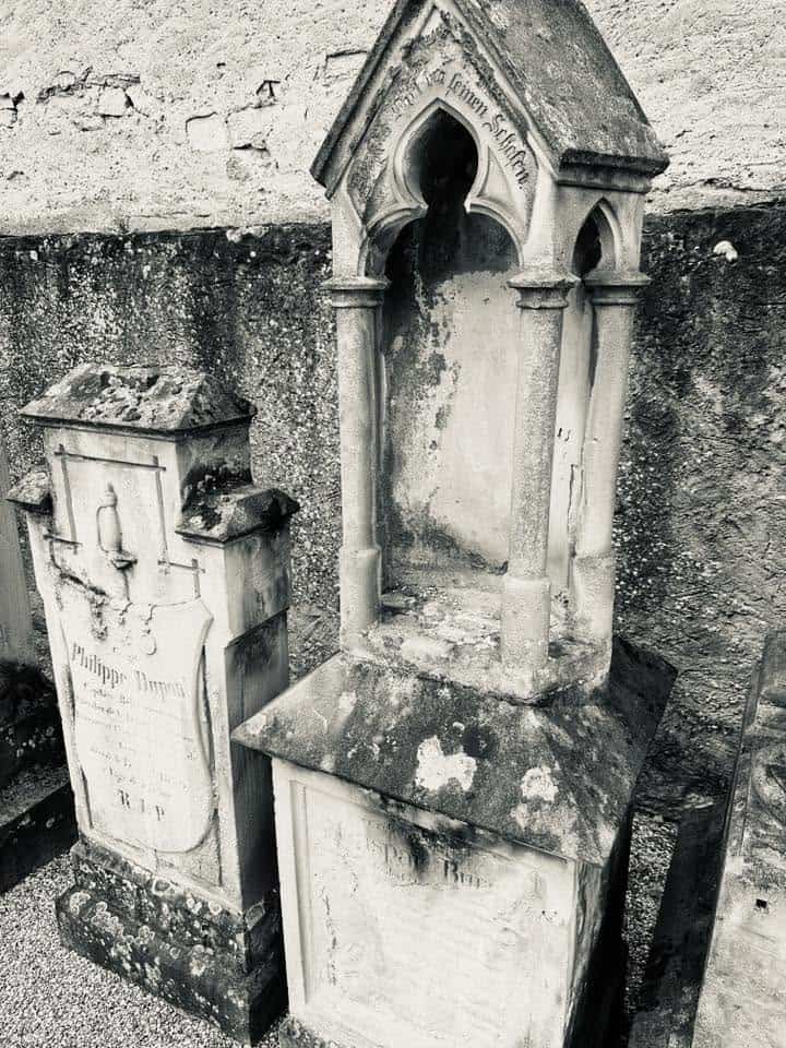 Grabmal und Detail – Grevenmacher (020) – Friedhof Grevenmacher.