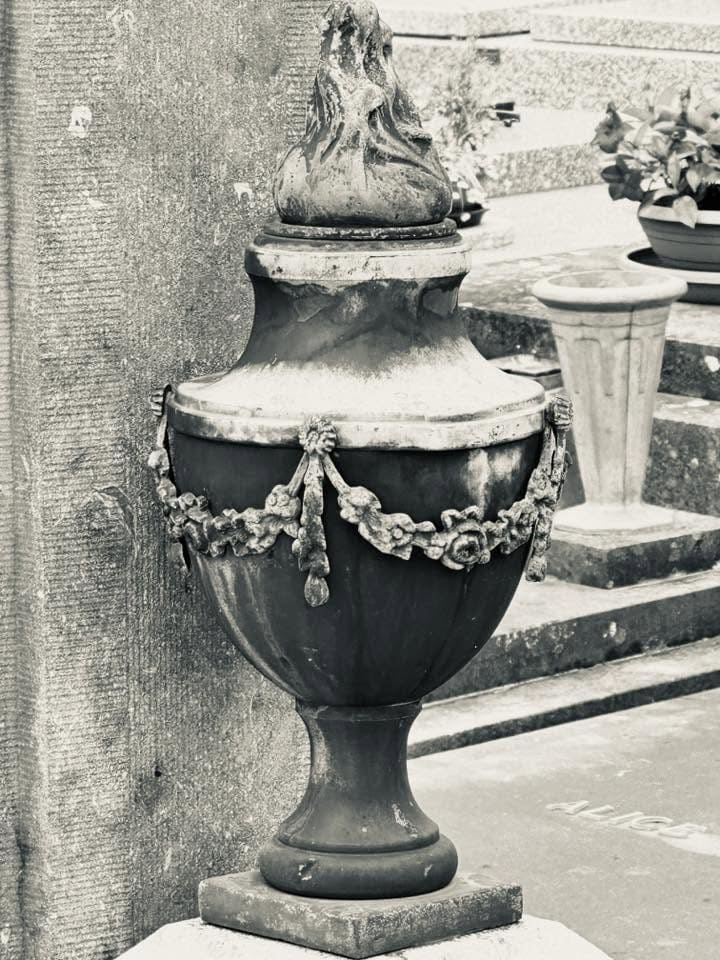 Grabmal und Detail – Grevenmacher (023) – Friedhof Grevenmacher.