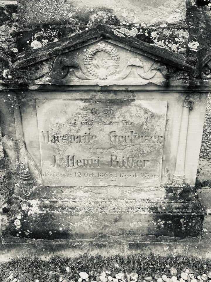 Grabmal und Detail – Grevenmacher (024) – Friedhof Grevenmacher.