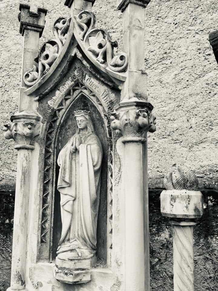 Frauenfigur – Grevenmacher (026) – Friedhof Grevenmacher. Darstellung: Frau, Heiligenfigur.