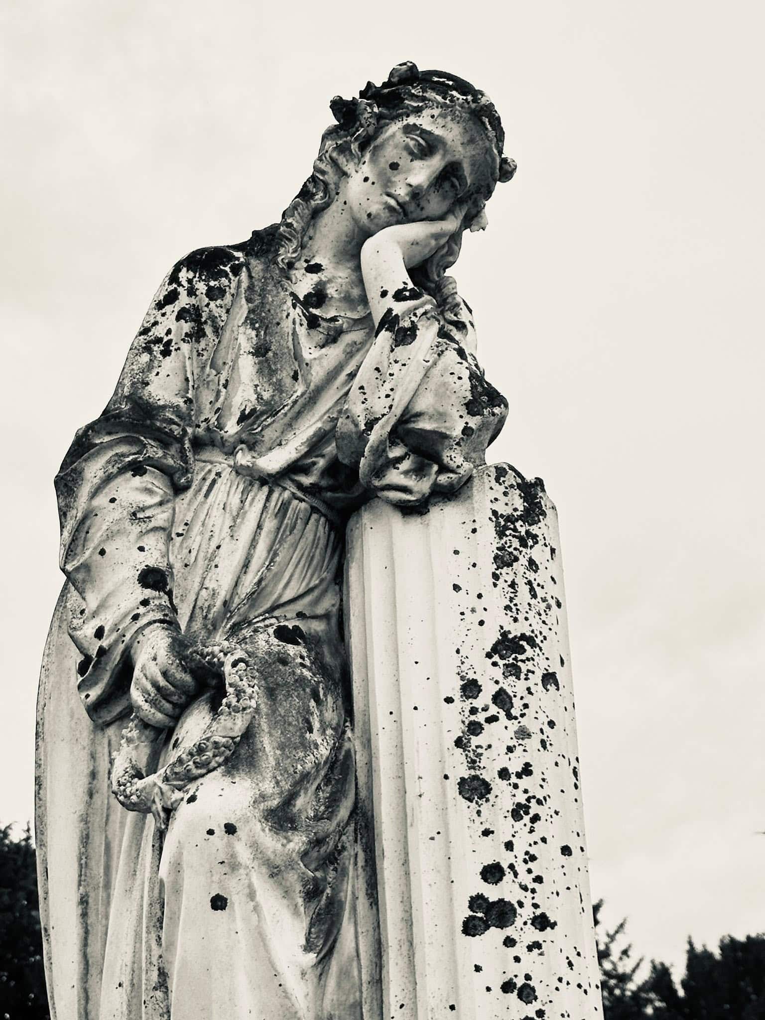 Frauenfigur – Grevenmacher (030) – Friedhof Grevenmacher. Darstellung: Frau.