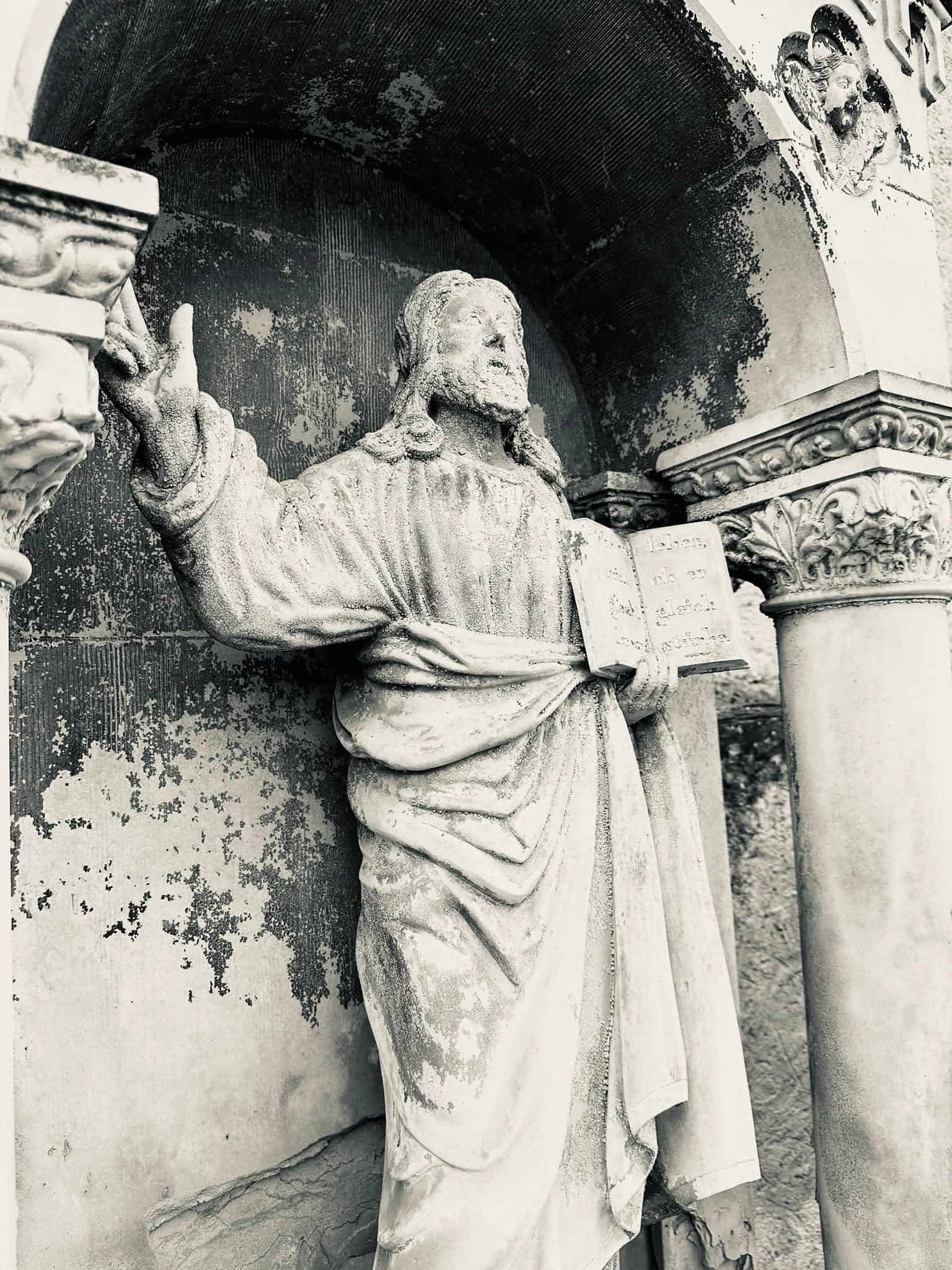 Frauenfigur – Grevenmacher (033) – Friedhof Grevenmacher. Darstellung: Frau.