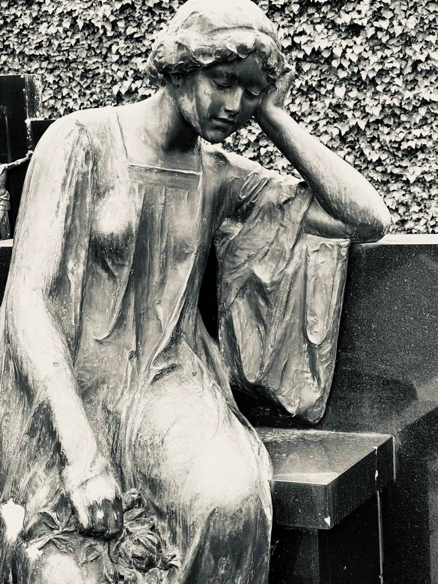 Trauerfigur – Grevenmacher (034) – Friedhof Grevenmacher. Darstellung: Frau, Trauernde.