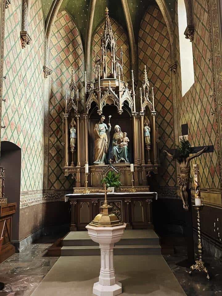 Marienaltar mit neugotischem Retabel in Dekanatkirche St. Joseph (Esch-sur-Alzette) – Fotoansicht 1.
