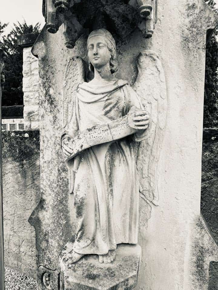 Frauenfigur – Grevenmacher (039) – Friedhof Grevenmacher. Darstellung: Frau, Heiligenfigur.