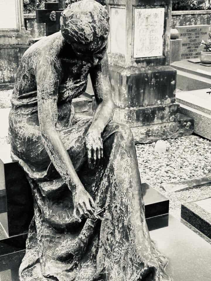 Trauerfigur – Grevenmacher (040) – Friedhof Grevenmacher. Darstellung: Frau, Trauernde.