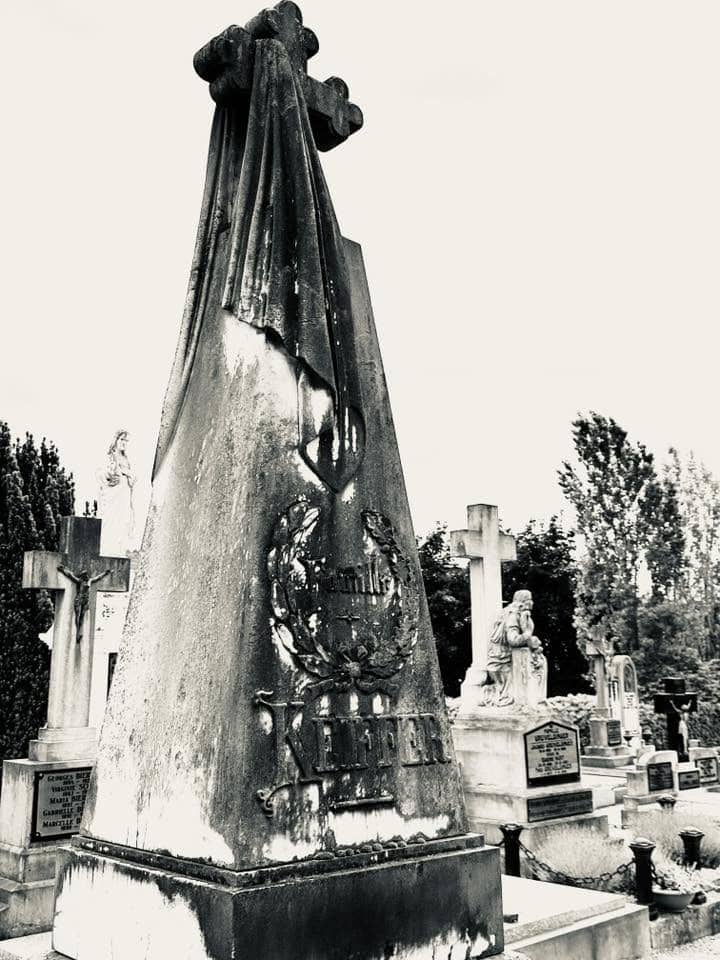 Grabmal und Detail – Grevenmacher (041) – Friedhof Grevenmacher.
