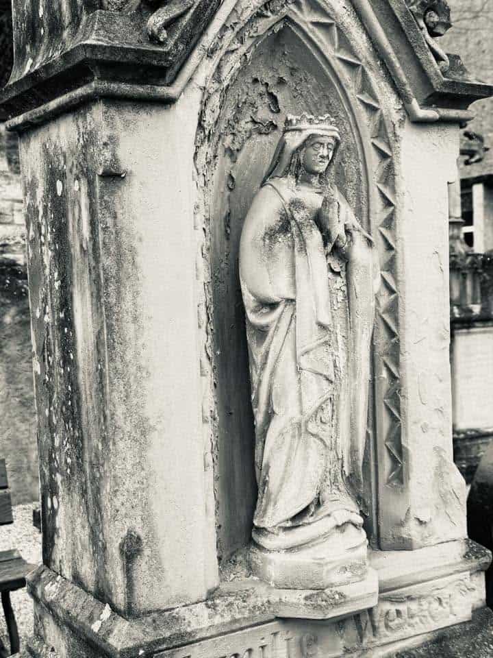 Frauenfigur – Grevenmacher (045) – Friedhof Grevenmacher. Darstellung: Frau, Heiligenfigur.
