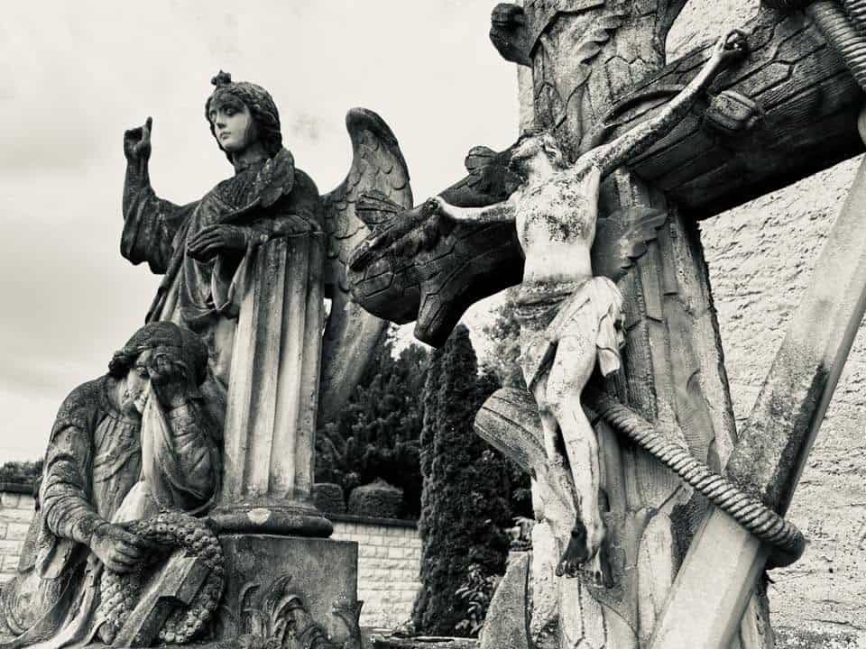 Engelsfigur – Grevenmacher (046) – Friedhof Grevenmacher. Darstellung: Engel, Christus.