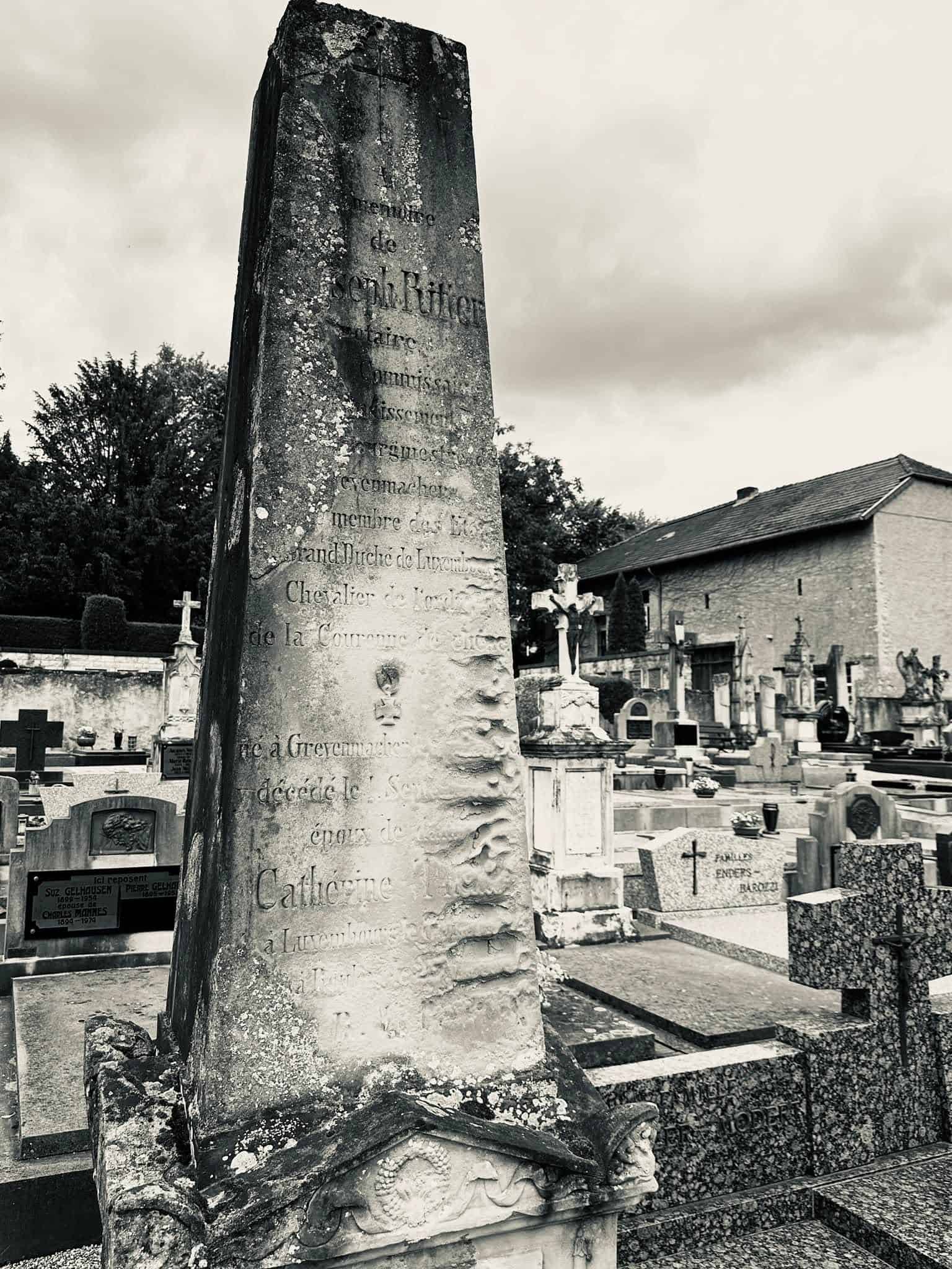 Grabmal und Detail – Grevenmacher (048) – Friedhof Grevenmacher.