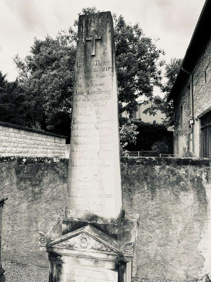 Grabmal und Detail – Grevenmacher (049) – Friedhof Grevenmacher.