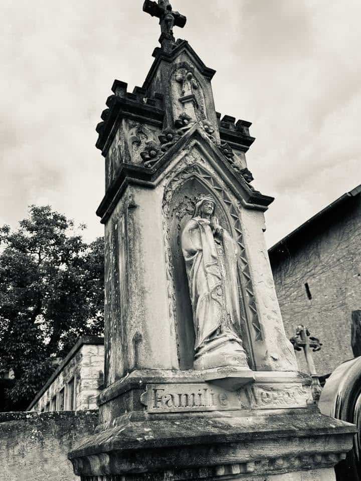Grabmal und Detail – Grevenmacher (050) – Friedhof Grevenmacher.