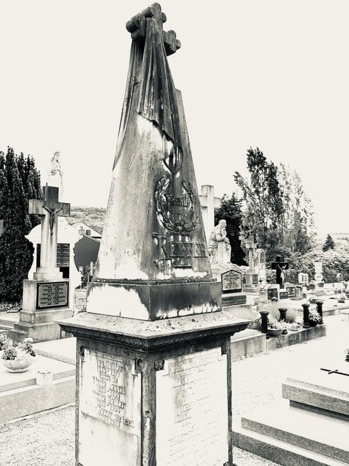 Grabmal und Detail – Grevenmacher (052) – Friedhof Grevenmacher.