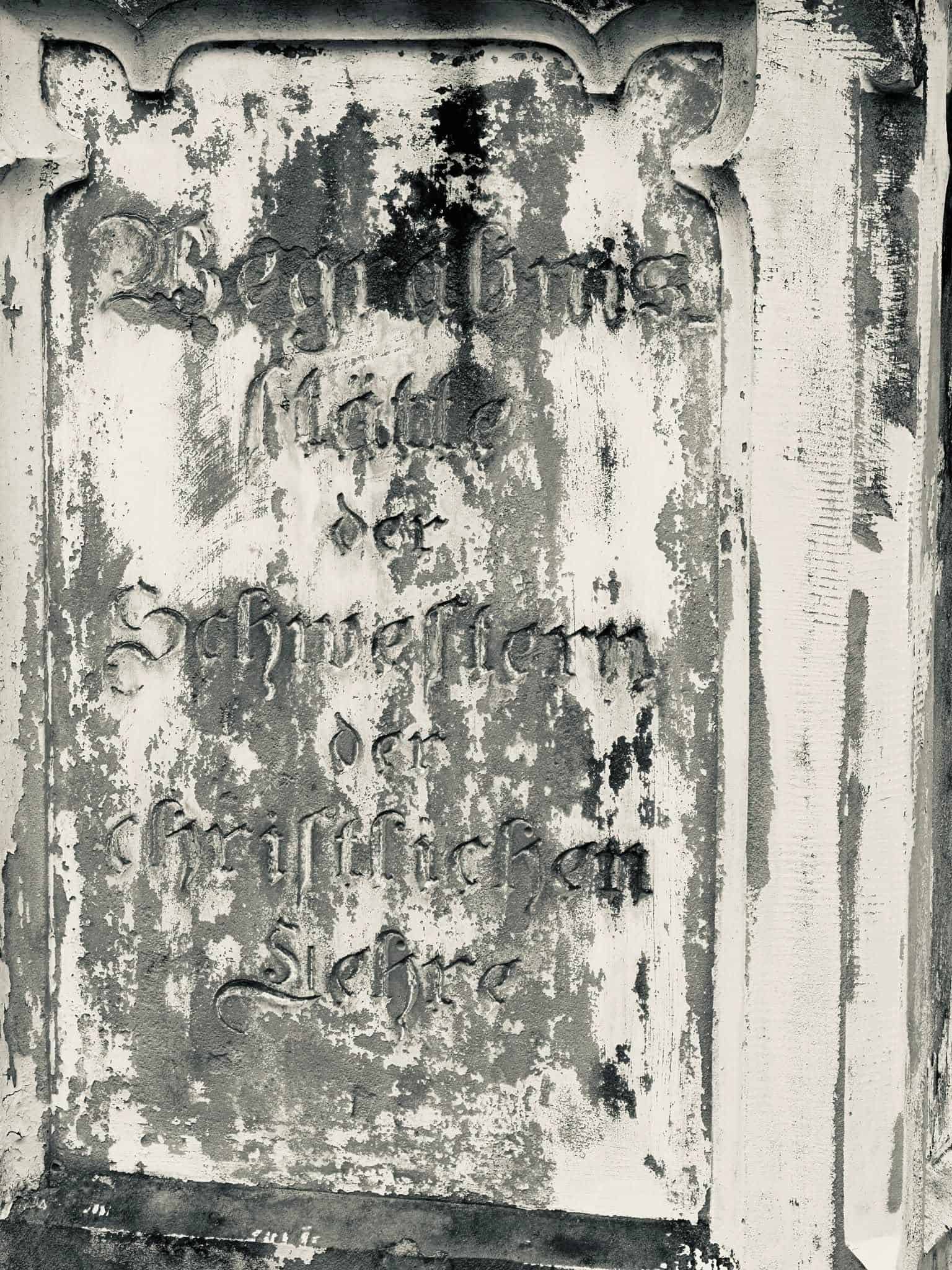 Grabmal und Detail – Grevenmacher (054) – Friedhof Grevenmacher.