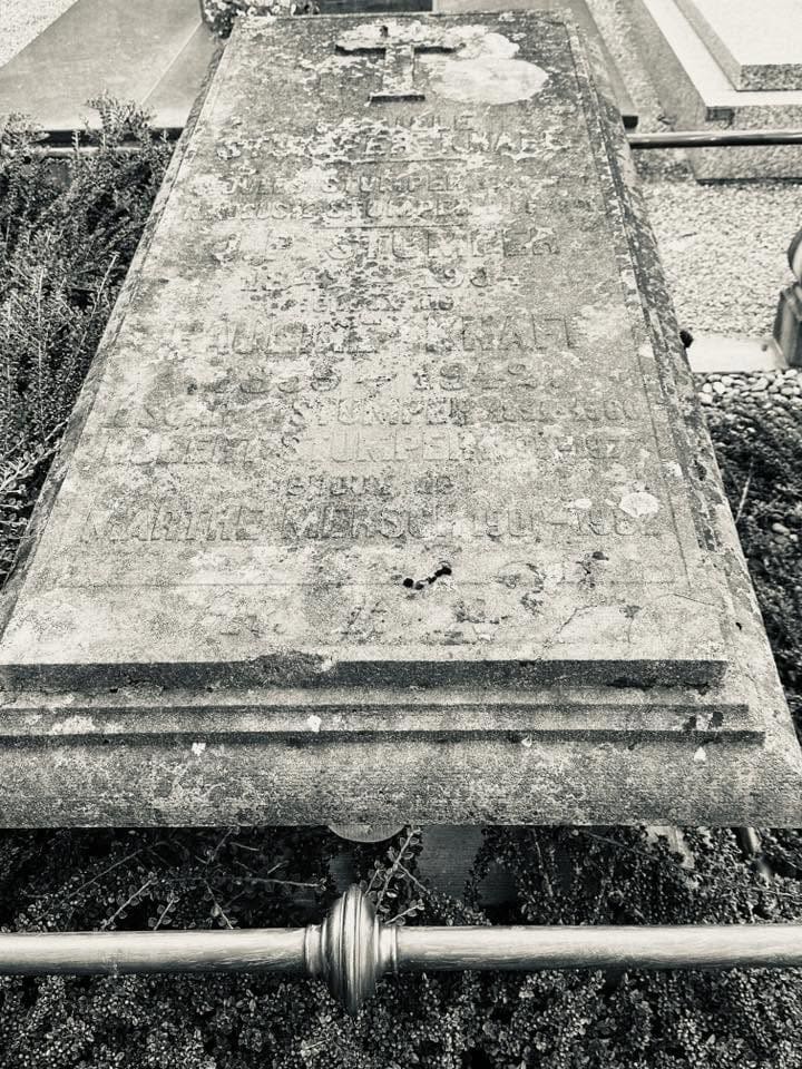 Grabmal und Detail – Grevenmacher (055) – Friedhof Grevenmacher.