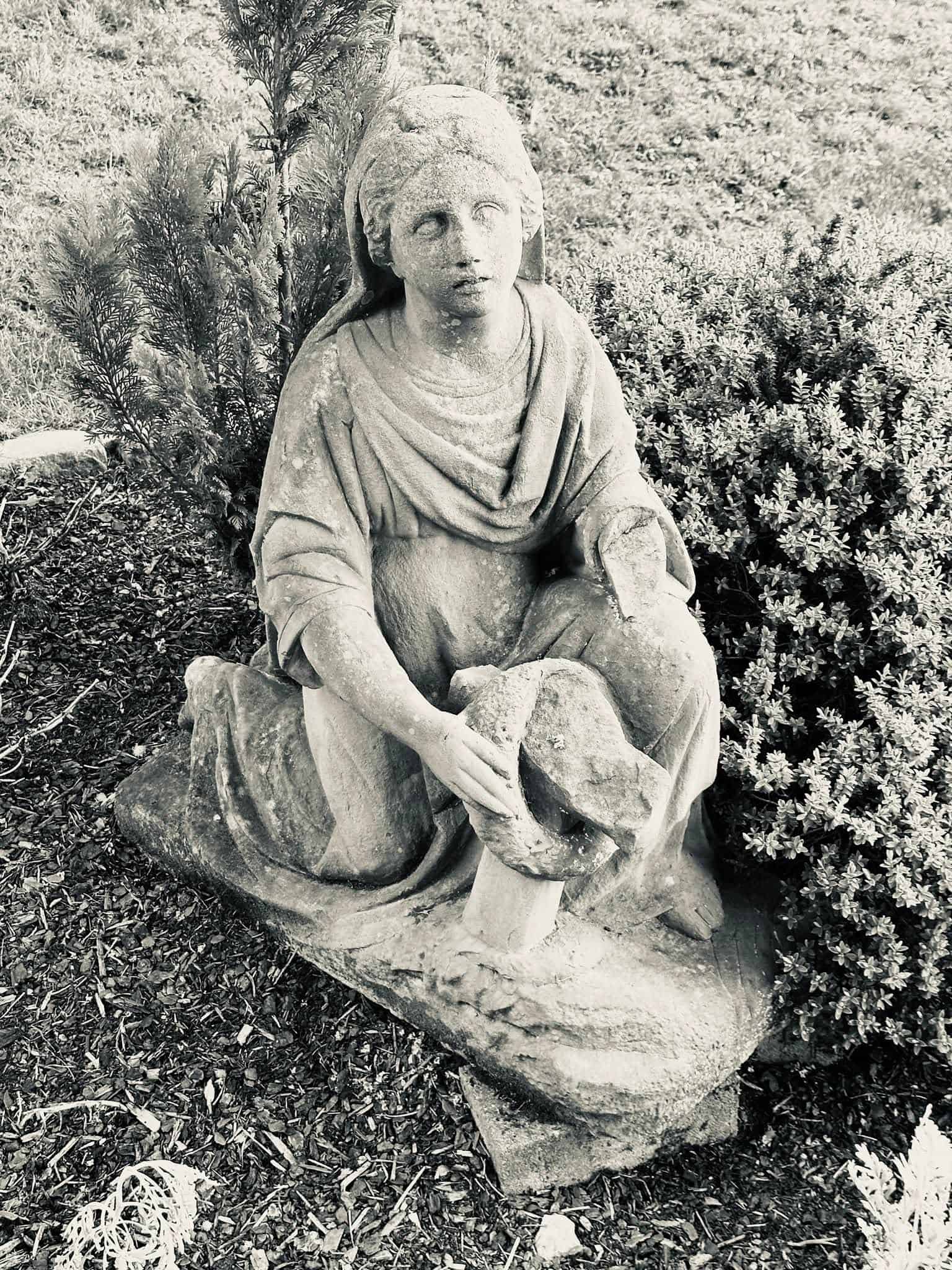 Trauerfigur – Grevenmacher (059) – Friedhof Grevenmacher. Darstellung: Frau, Trauernde.