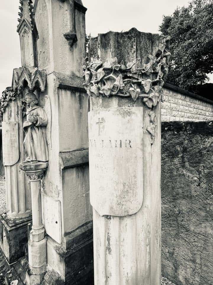 Grabmal und Detail – Grevenmacher (060) – Friedhof Grevenmacher.