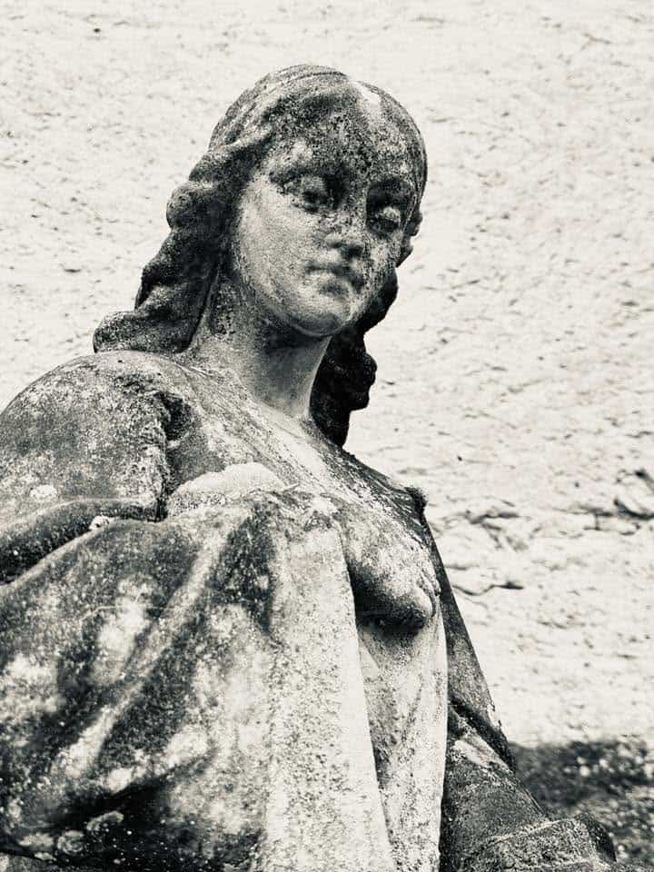 Frauenfigur – Grevenmacher (063) – Friedhof Grevenmacher. Darstellung: Frau.